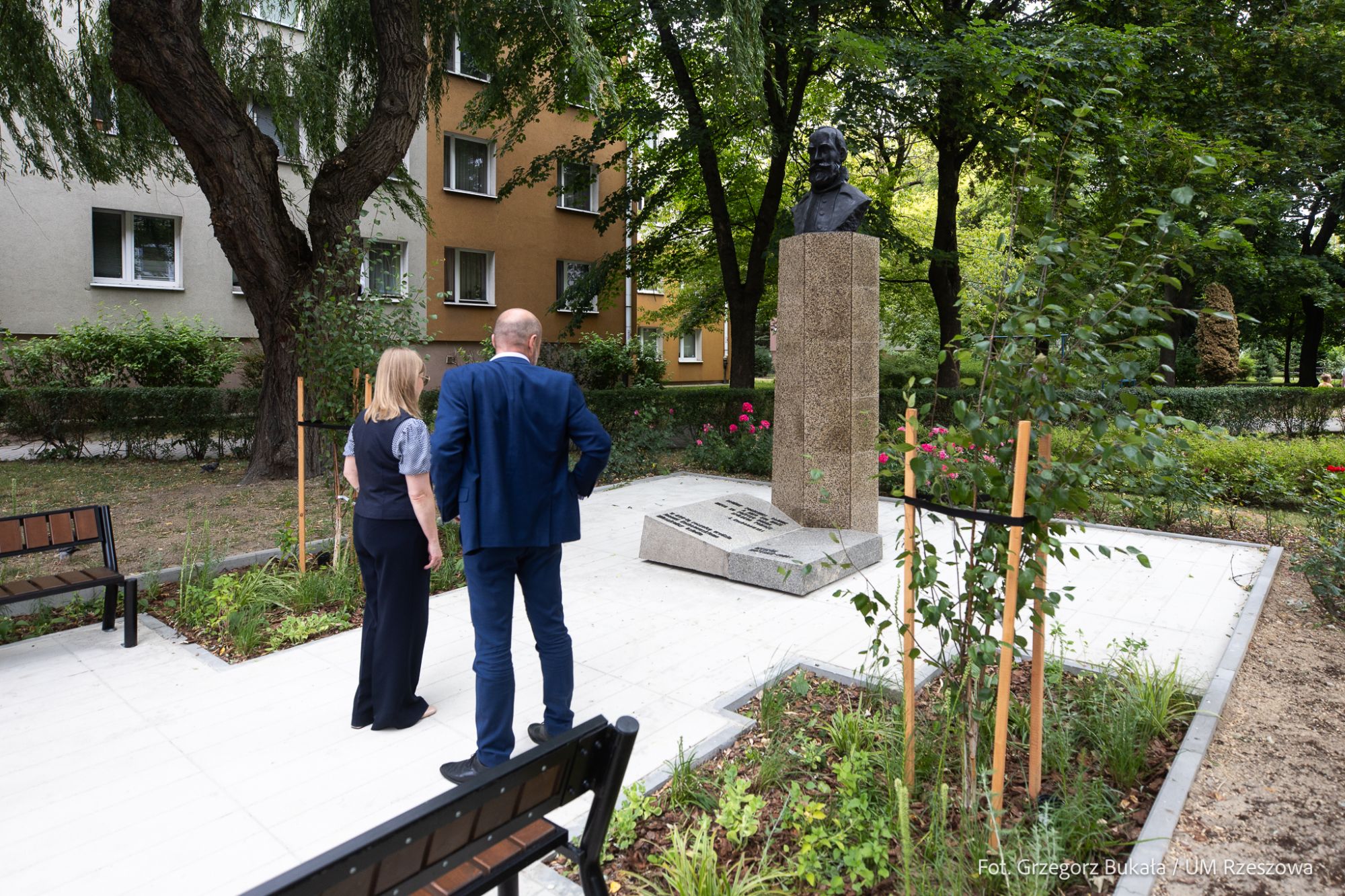 zdjęcie przedstawiające skwer przy ul.Kochanowskiego z nową aranżacją otoczenia pomnika Jana Kochanowskiego, fot. Grzegorz Bukała, Urząd Miasta Rzeszowa